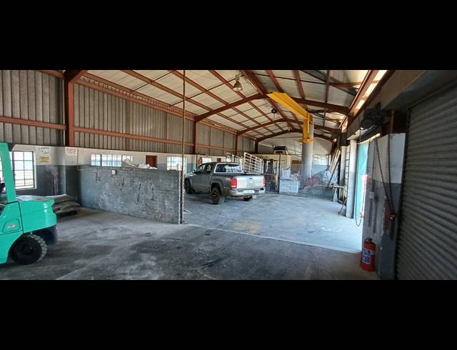 1,100M² BUILDING FOR SALE IN APEX